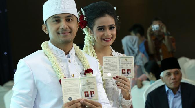 Hengky Kurniawan dan Sonya Fatmala memamerkan bukti bahwa sekarang mereka adalah suami istri. (Galih W. Satria/bintang.com)