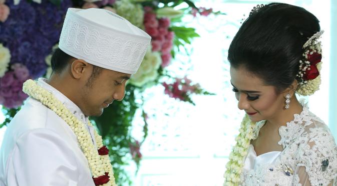 Sonya Fatmala memasangkan cincin ke suami tercintanya, Hengky Kurniawan. (Galih W. Satria/bintang.com)