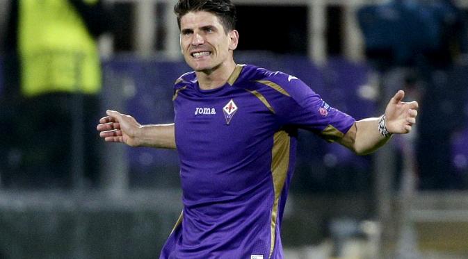 Fiorentina's Mario Gomez celebrates after scoring against Dynamo Kiev during their Europa League quarter-final second leg match at the Artemio Franchi stadium in Florence, April 23, 2015. REUTERS/Max Rossi