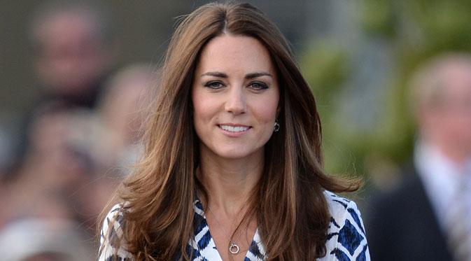 Meskipun dengan gaya yang simple, Kate Middleton masih terlihat anggun. (via pagesix.com)