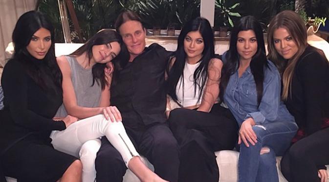 Bruce Jenner bersama Kim Kardashian, Kendall Jenner, Kylie Jenner, Kourtney Kardashian, dan Khloe Kardashian. (foto: eonline)