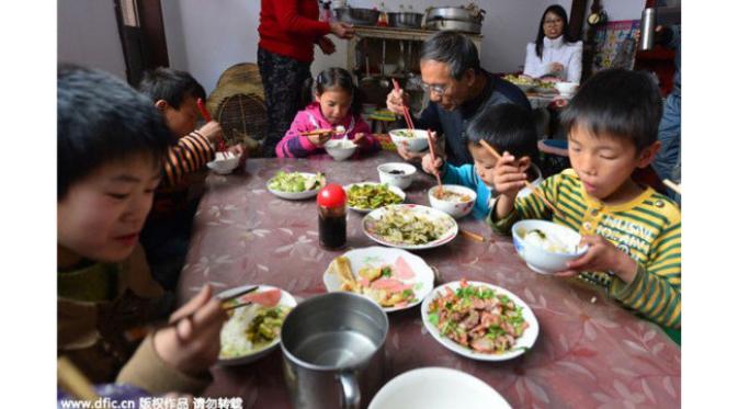 Pasangan asla Tiongkok ini telah mengadopsi lebih dari 40 anak selama 26 tahun terakhir.