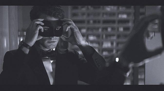 Penampilan pertama Jamie Dornan sebagai Christian Grey di Fifty Shades Darker baru saja beredar. (foto: etonline)