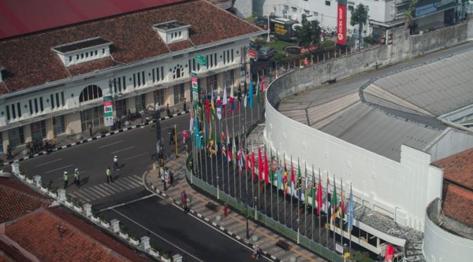 Museum KAA Bandung dipercantik dengan bendera peserta konferensi (Via: wego.co.id)
