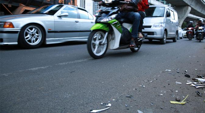 Tempat kejadian dimana mobil Ridho Rhoma menabrak mobil yang sedang terparkir, terlihat masih ada bekas tabrakan yang berserakan. (M. Akrom Sukarya/Bintang.com)