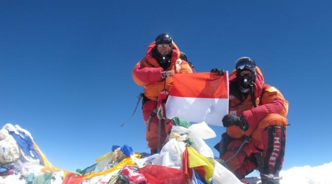 Everest Summit (Via: 7summits-club.com)