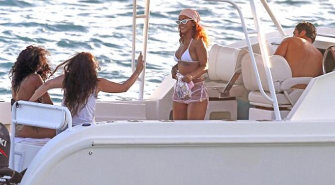 Rihanna nikmati waktu libur bersama teman-teman