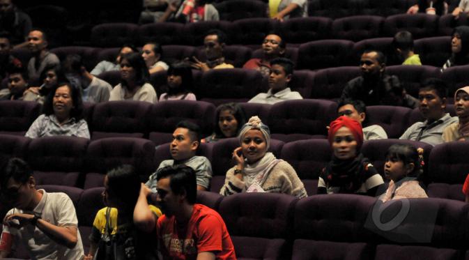 Suasana di dalam bioskop jelang nonton bareng film The Avengers : Age Of Ultron di Blitz Central Park, Jakarta, Sabtu (25/4/2015). (Liputan6.com/Andrian M Tunay) 
