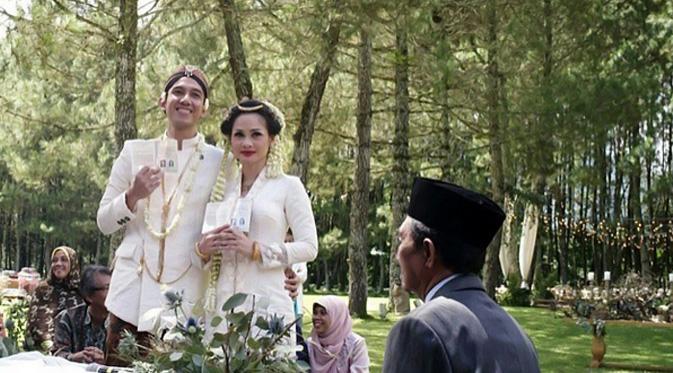 Andien dan Irfan menggelar pernikahannya di kawasan Pine Forest Camp, Exclusif Camping Ground Cibodas, Lembang, Bandung. (foto: instagram.com/andienippewedding)