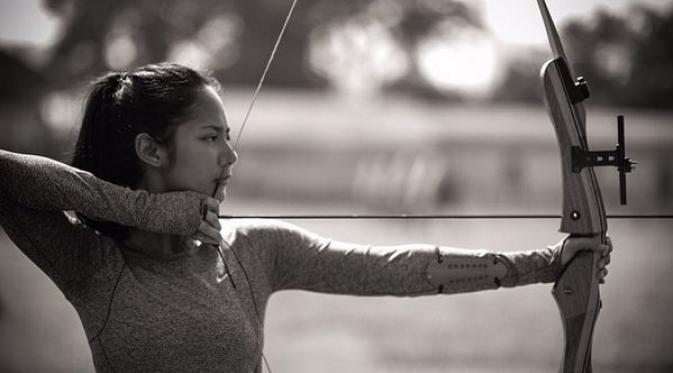 Latihan memanah Tara Basro untuk film 3 Srikandi. Foto: Instagram
