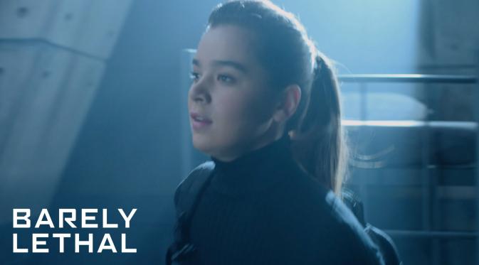 Melalui trailer baru Barely Lethal, terlihat aktris remaja Hailee Steinfeld berkali-kali melakukan adegan laga yang cukup ambisius.