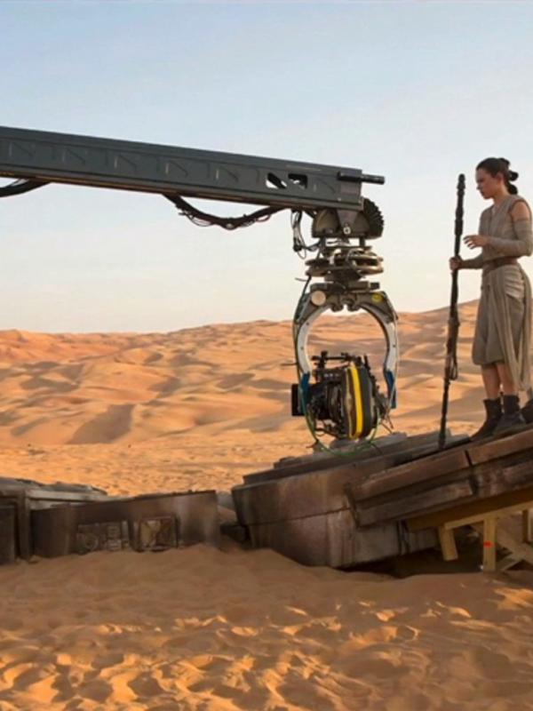 Daisy Ridley main di film 'Star Wars: The Force Awakens'. Foto: Screenrant