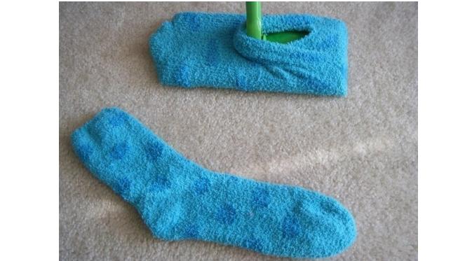 Bersihkan karpet dengan kaos kaki (Via: anenglishaccent.blogspot.com)