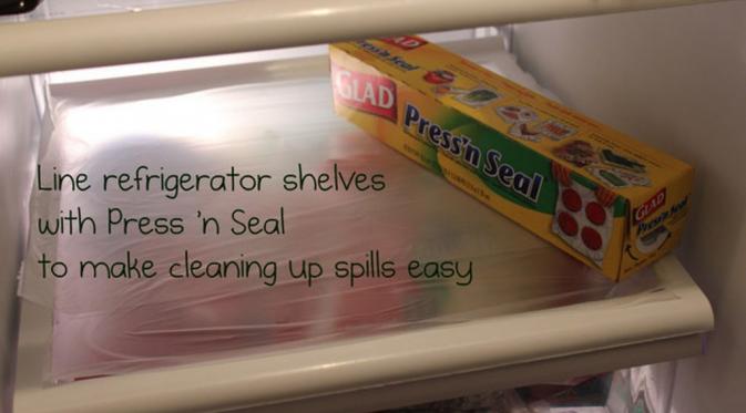 Lapisi papan-papan di kulkas dengan plastik perekat (Via: mommysavers.com)