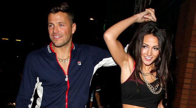 Michelle Keegan dan Mark Wright sedang berdansa bersama. (via mirror.co.uk)