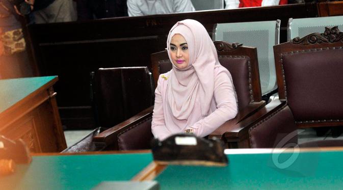 Eddies Adelia terlihat tenang saat menjalani persidangan di PN Jakarta Selatan, Rabu (28/4/2015). Majelis Hakim PN Jaksel menjatuhkan vonis kepada terdakwa kasus pencucian uang, Eddies Adelia dengan hukuman tiga bulan penjara. (Liputan6.com/Panji Diksana)