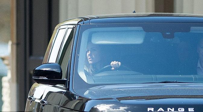 Jelang lahiran, Kate Middleton malah jalan-jalan mengemudikan mobil sendiri (dailymail.co.uk)