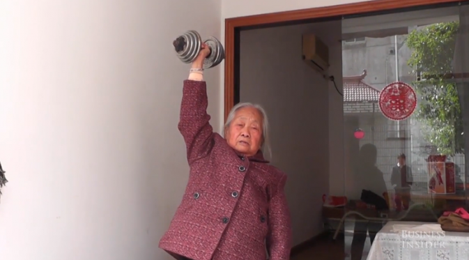 Minim peralatan dan ruang sempit, nenek asal Tiongkok ini rutin berolahraga dibantu dengan hal-hal di sekitarnya selama 12 tahun. 