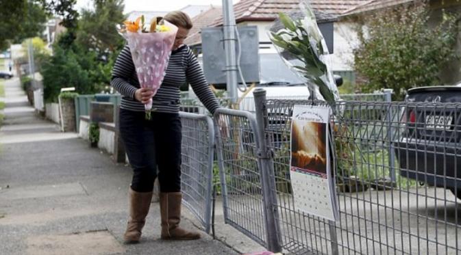 Eva adalah salah satu orang yang menaruh bunga di depan rumah Andrew Chan | via: dailymail.co.uk