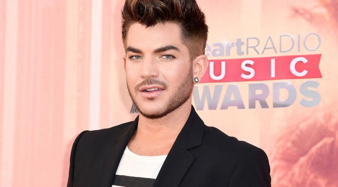 Adam Lambert sempat mengejutkan publik karena mengaku gay. (via ew.com)