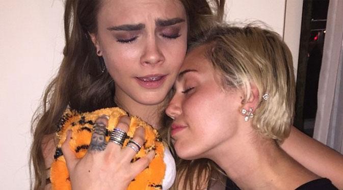 Miley Cyrus berteman dekat dengan Cara Delevingne (via elle.com)