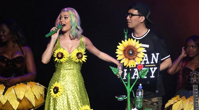 Penampilan Katy Perry saat konser di Taiwan. (foto: eonline)