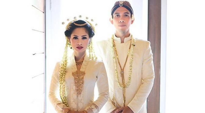 Andien dan Irfan memilih mengenakan pakaian khas adat Jawa klasik saat akad nikah di tengah hutan pinus. (foto: andienippewedding)