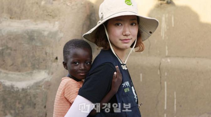 Park Shin Hye saat berkunjung ke Nepal 2009 silam, membantu anak-anak di sana (Foto: Shinhye.org)