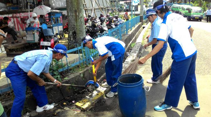 Menjelang May Day, sebagian buruh di Bogor, Jawa Barat, membersihkan lingkungan pabrik tempat mereka bekerja. (Liputan6.com/Bima Firmansyah) 
