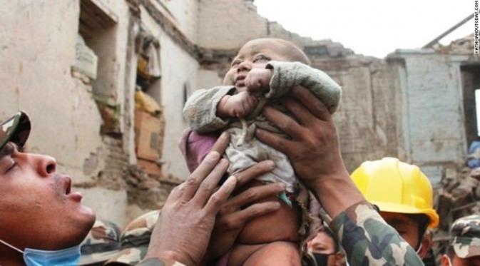Bayi ajaib Nepal, selamat setelah 22 jam terkubur puing (Kathmandutoday.com)