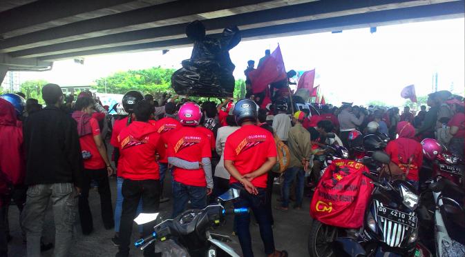 Buruh menggelar aksi May Day di bawah flyover Makassar, Sulsel. (Liputan6.com/Eka Hakim)