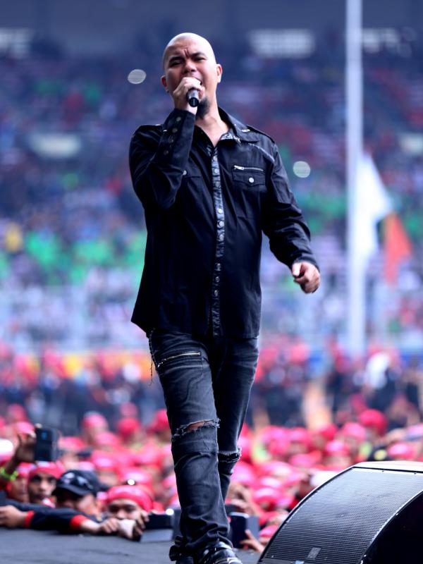 Penampilan Ahmad Dhani di konser May Day, diwarnai aksi bunuh diri. (Wimbarasana/Bintang.com)