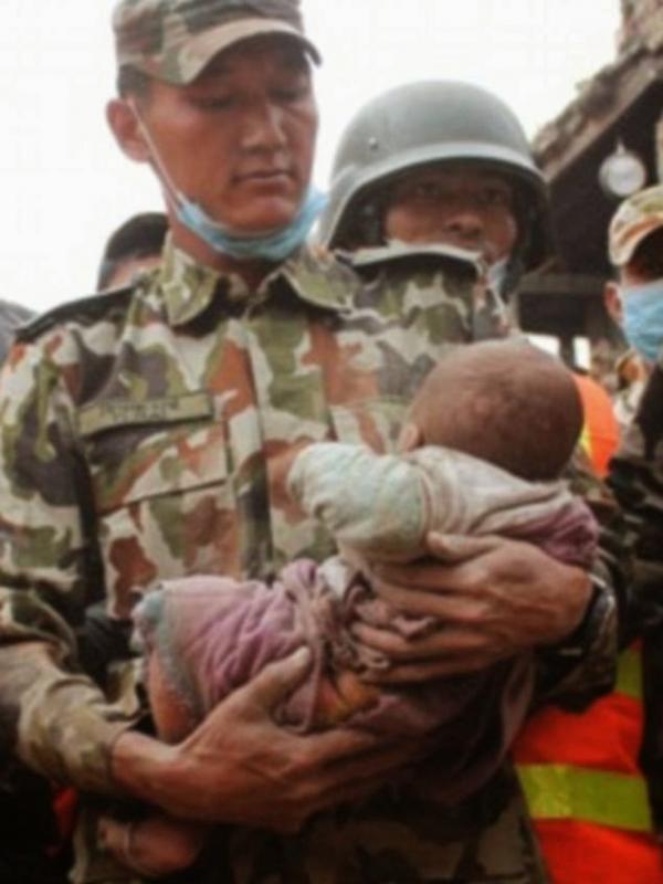 Bayi yang berhasil diekuasi oleh tim penyelamat