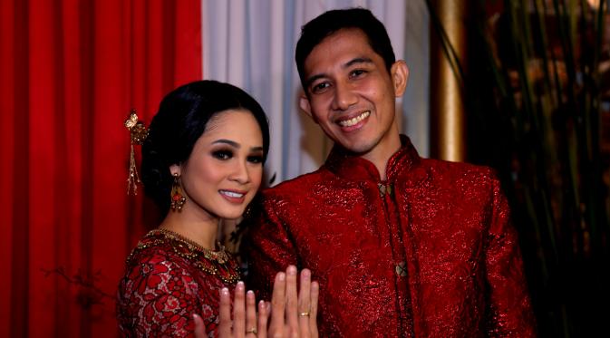 Setelah menikah, kebahagiaan terlihat jelas di mata Andien dan Irfan Wahyudi (Wimbarsana/Bintang.com)
