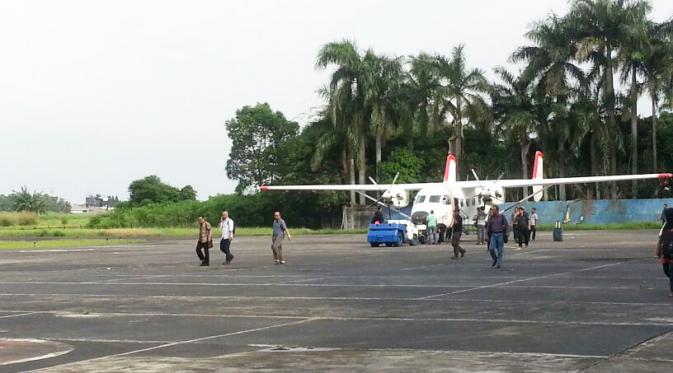 Pesawat Polri yang membawa Novel Baswedan tiba di Lanud Pondok Cabe, Pamulang, Tangerang Selatan. (Liputan6.com/Richo Pramono)