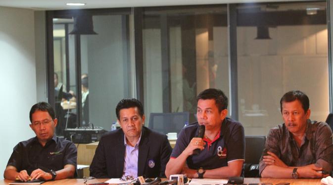 CEO PT Liga Indonesia Joko Driyono, Exco PSSI Gusti Randa, Wakil Ketua PSSI Hinca Pandjaitan, serta Ketua Tim Pembela PSSI, Togar Manahan Nero menggelar konfrensi pers terkait pengumuman diberhentikannya QNB League 2015 (bola.com/M. Ridwan)