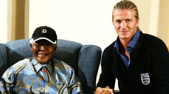 Bersama Nelson Mandela | via: mirror.co.uk