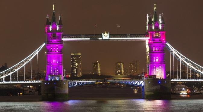 Semburat cahaya berwarna merah muda sebagai penghormatan atas kelahiran putri pasangan Pangeran William-Kate Middleton. (Daily Mail)