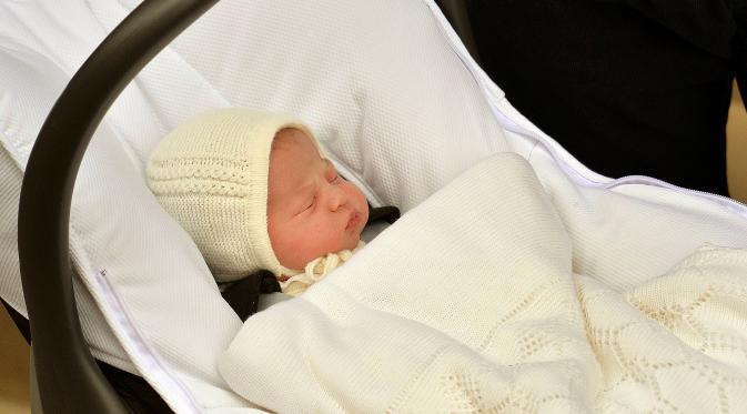 Wajah cantik anak kedua Kate Middleton dan Pangeran William sebelum meninggalkan RS St Mary, London, Inggris, Sabtu (2/5/2015). (REUTERS/John Stillwell/pool)