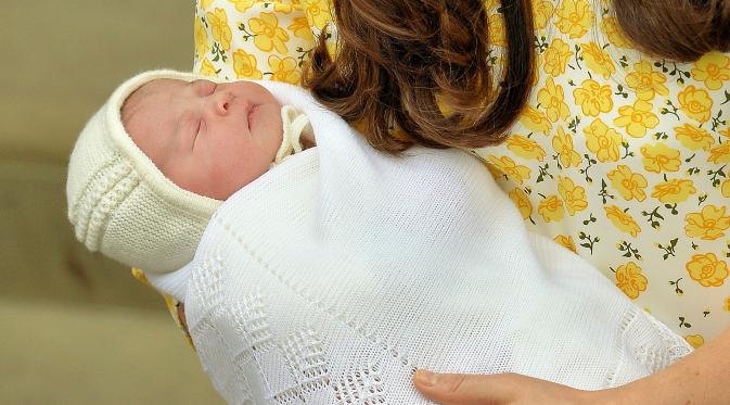 Bayi cantik Kate Middleton dan Pangeran William terlelap tidur dalam gendongan ibunya, sebelum meninggalkan Rumah Sakit St Mary, London, Sabtu (2/5/2015). Bayi cantik itu lahir dengan berat 3,6 kg. REUTERS/John Stillwell/pool)