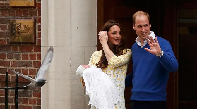 Kate Middleton dan Pangeran William menunjukkan anak kedua mereka kepada media sebelum meninggalkan Rumah Sakit St Mary, London, Sabtu (2/5/2015). Bayi cantik tersebut berada diurutan keempat pewaris tahta kerajaan Inggris. (REUTERS/Cathal McNaughton)