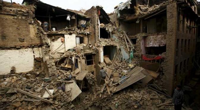  Puing-puing rumah yang menimbun Fanchu Ghale pascagempa Nepal. (IBNLive)