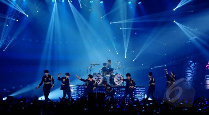 Heechul terlihat bersemangat menggebuk drum dan mengiringi member Super Junior lainnya bernyanyi di panggung konser 'Super Show 6' di Indonesia Convention Exhibition (ICE), BSD, Tangerang, Minggu (3/5/2015). (Liputan6.com/Faisal R Syam)