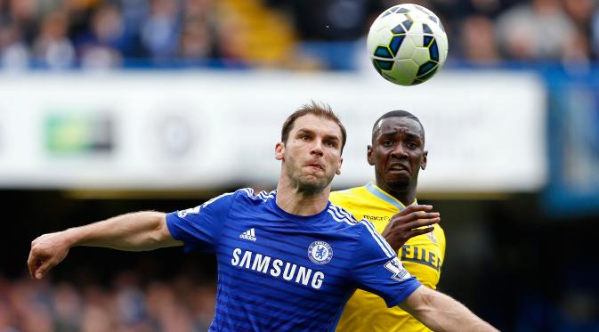 Bek Chelsea, Branislav Ivanovic (kiri) berusaha merebut bola dari kejaran pemain Crystal Palace Yannick Bolasie saat Laga Liga Premier Inggris di Stamford Bridge, Minggu (3/5/2015). Chelsea menang 1-0 atas Crystal Palace. (Reuters/Carl Recine)