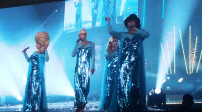 Aksi Super Junior bergaya Frozen di Super Show 6. (foto: Eka Laili)