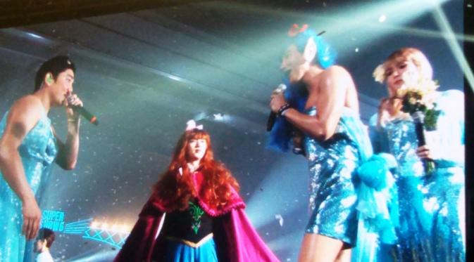 Aksi Super Junior bergaya Frozen di Super Show 6. (foto: Eka Laili)
