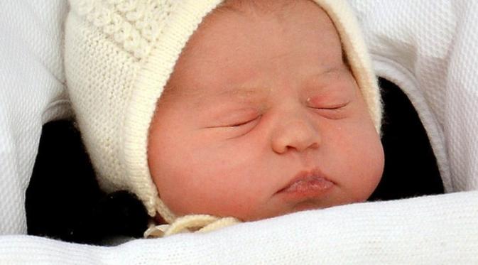 Pangeran William dan Kate Middleton Kenalkan Putrinya ke Publik | via: buzzfeed.com