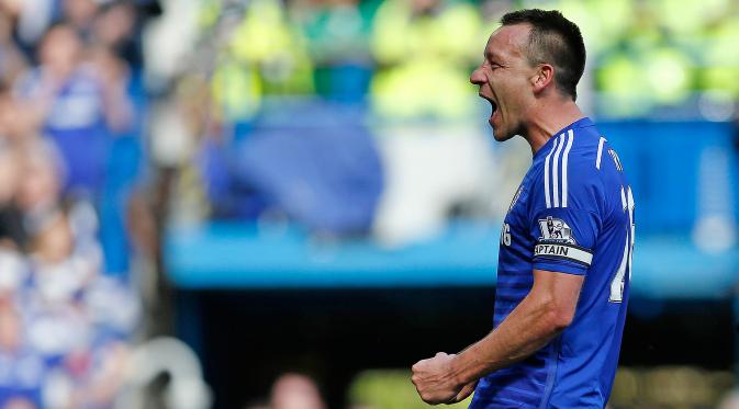Bek Chelsea, John Terry bergembira usai timnya berhasil keluar sebagai Juara Liga Premier Inggris 2014/2015 di Stamford Bridge, Inggris, (3/5/2015). Ini merupakan juara kelima bagi Chelsea dalam ajang Liga Premier Inggris. (Reuters/Carl Recine)
