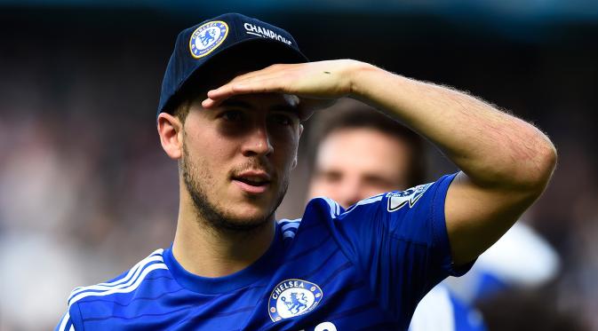 Gelandang Chelsea, Eden Hazard merayakan gelar juara Liga Premier Inggris 2014/2015 di Stamford Bridge, Inggris, (3/5/2015). Hingga pekan ke-35 poin Chelsea tidak terkejar lagi. (Reuters/Dylan Martinez)