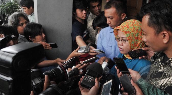 Kuasa Hukum Novel Baswedan Muji Kartika Rahayu bersama biro hukum KPK memberikan keterangan kepada wartawan usai mendatangi PN Jakarta Selatan, Senin (4/5/2015). (Liputan6.com/Herman Zakharia)